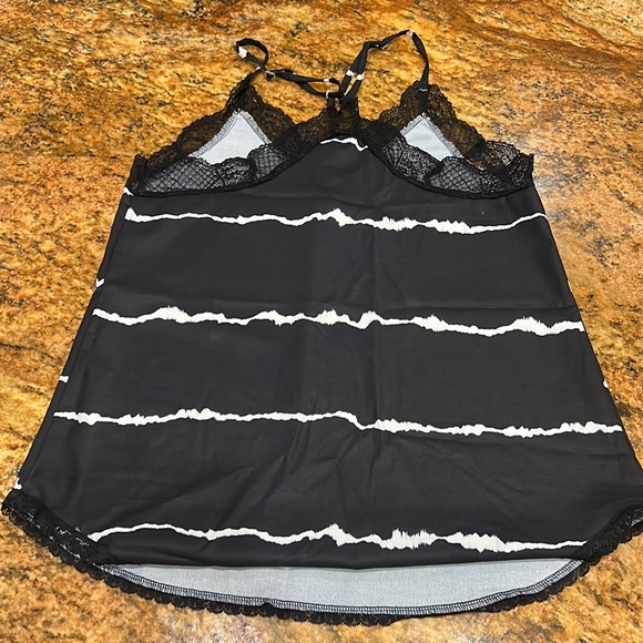 ⭐️NWOT⭐️ Black and White Lace Detail Tank Blouse - Picture 6 of 7